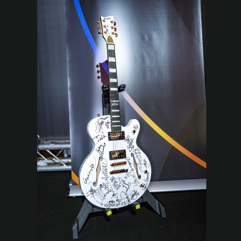 Guitar autographed by Sanremo 2024 singers