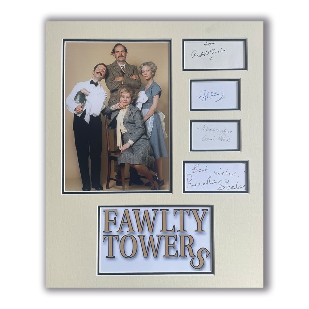 Display "Fawlty Towers" autografato da John Cleese, Prunella Scales, Connie Booth e Andrew Sachs