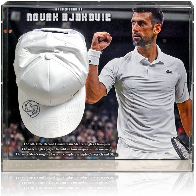 Presentazione del cappellino da tennis firmato da Novak Djokovic