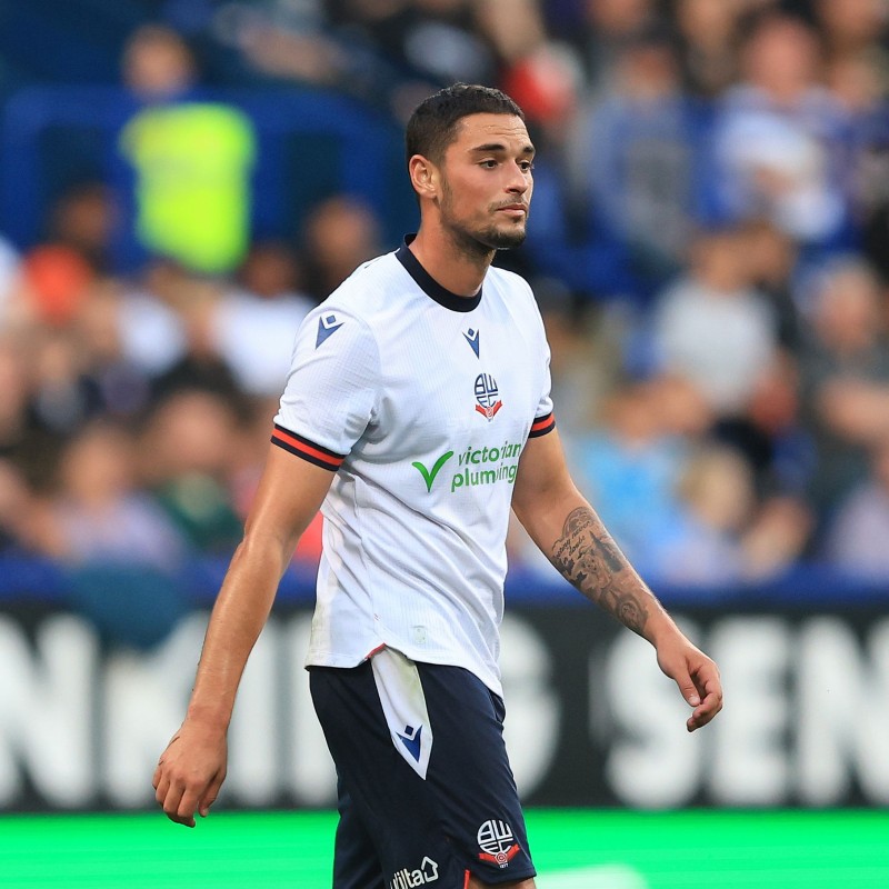 Maglia firmata di Klaidi Lolos del Bolton Wanderers, contro lo Shrewsbury, indossata durante la partita