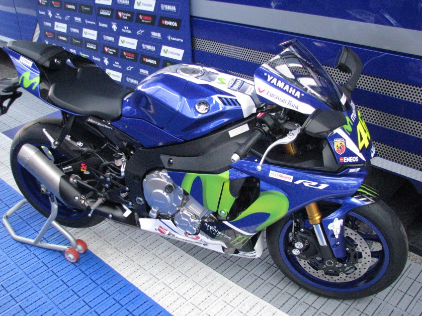 Yamaha YZF-R1 in livrea MotoGP signed by Valentino Rossi