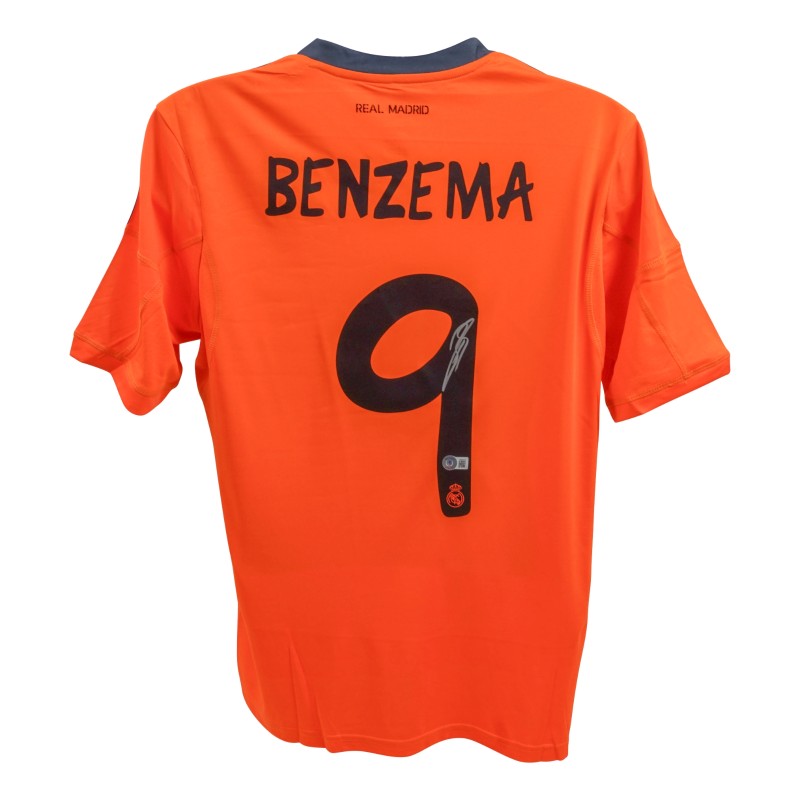 La maglia replica firmata da Karim Benzema del Real Madrid