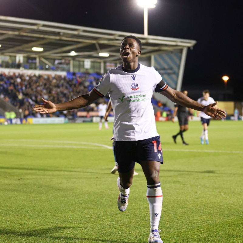 La maglia firmata da Jordi Osei-Tutu per il Bolton Wanderers