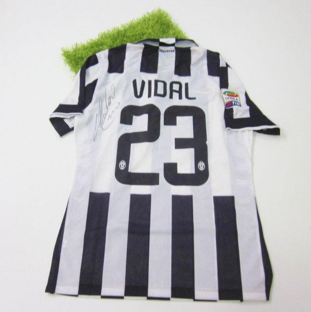 Vidal Juventus match issued/worn shirt, Serie A 2014/2015 - signed
