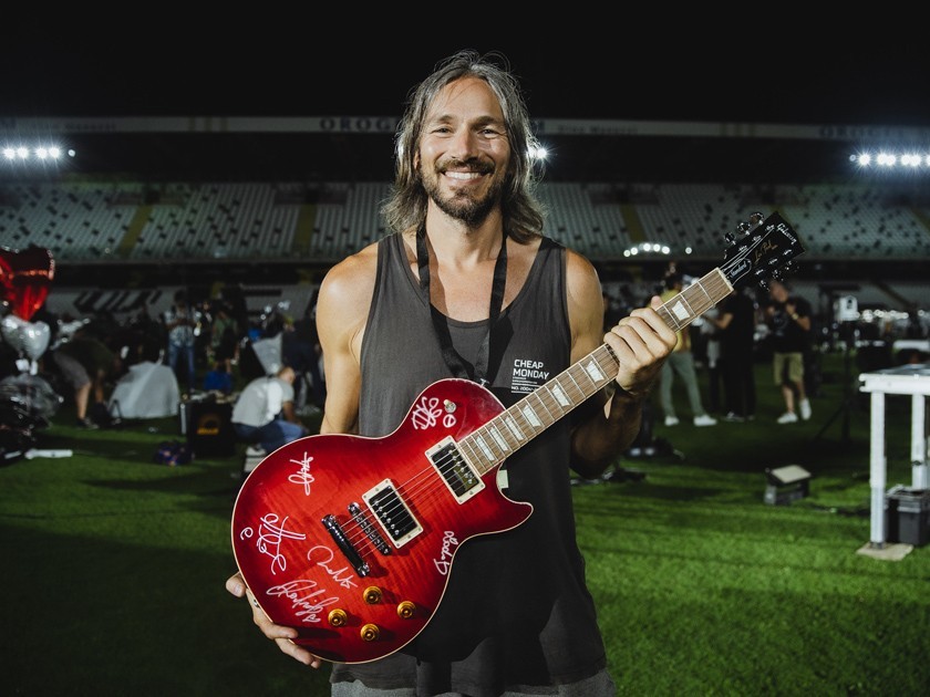 Chitarra Gibson Les Paul Standard Blood Orange Burst autografata dai protagonisti di Rockin’1000 for Romagna