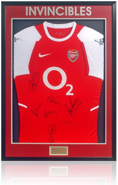 La maglia dell'Arsenal Invincibles firmata dai membri del team e incorniciata