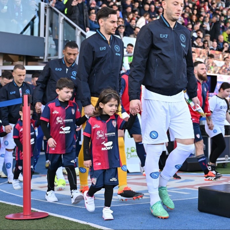 Scendi in campo come Mascotte in occasione di Cagliari vs Empoli + Distinti