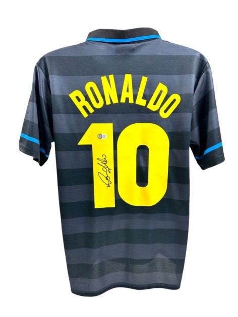 Replica della maglia dell'Inter firmata da Ronaldo Nazario