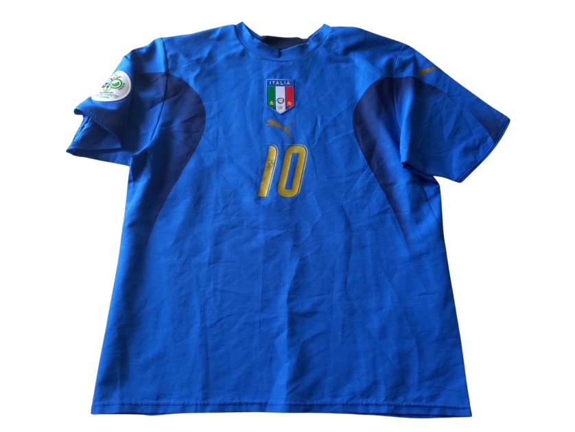 Francesco Totti ha autografato la maglia calcio Italia 2022-23