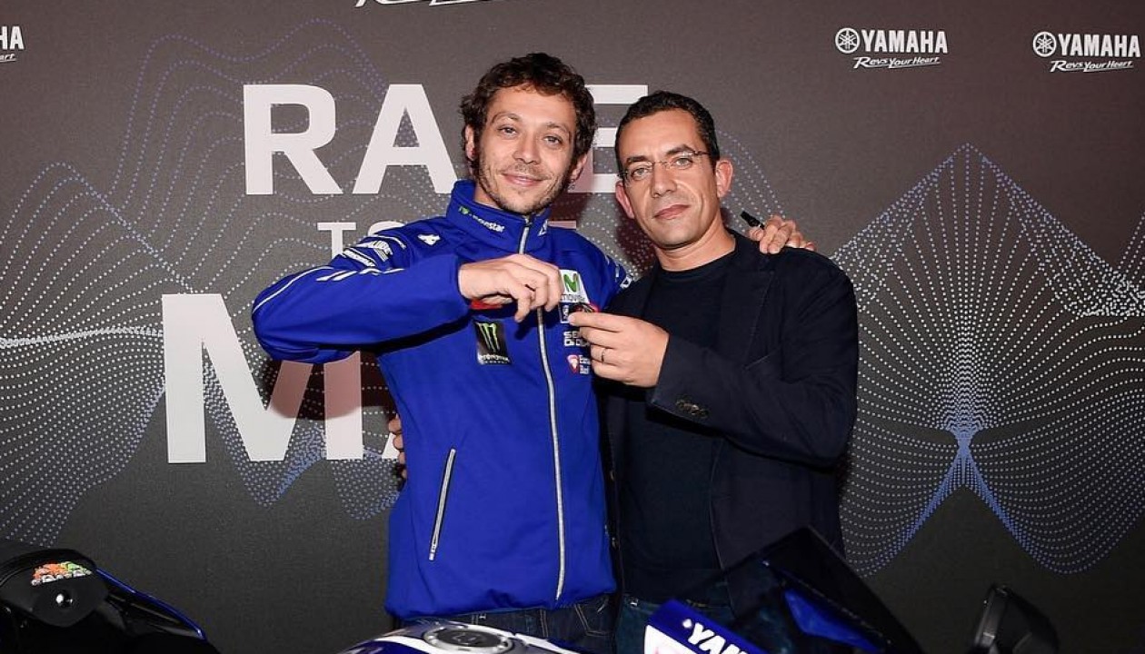 Valentino Rossi Personally Delivers His New Yamaha To CharityStars Bidder