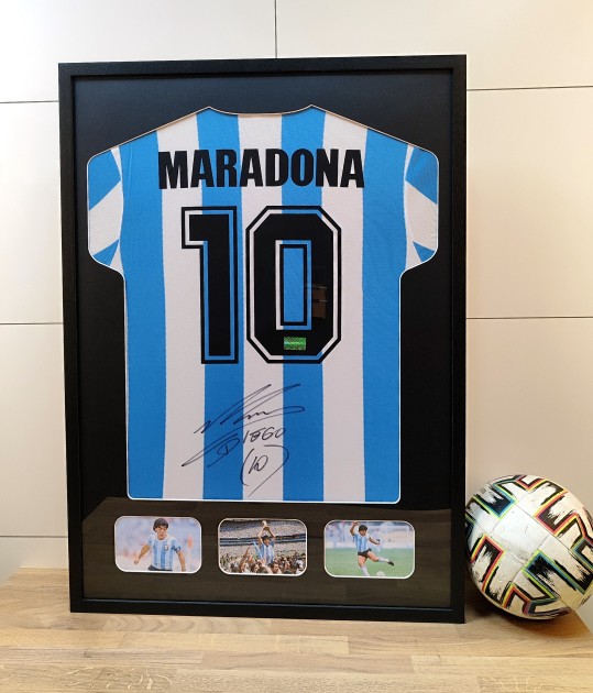 Maglia replica Argentina 1986 di Diego Maradona firmata e incorniciata
