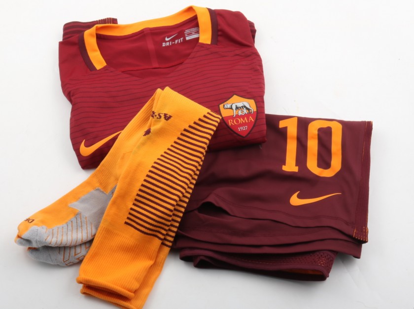 Totti Issued/Worn Kit, Roma-Astra Giurgiu 29/16/09 - Signed