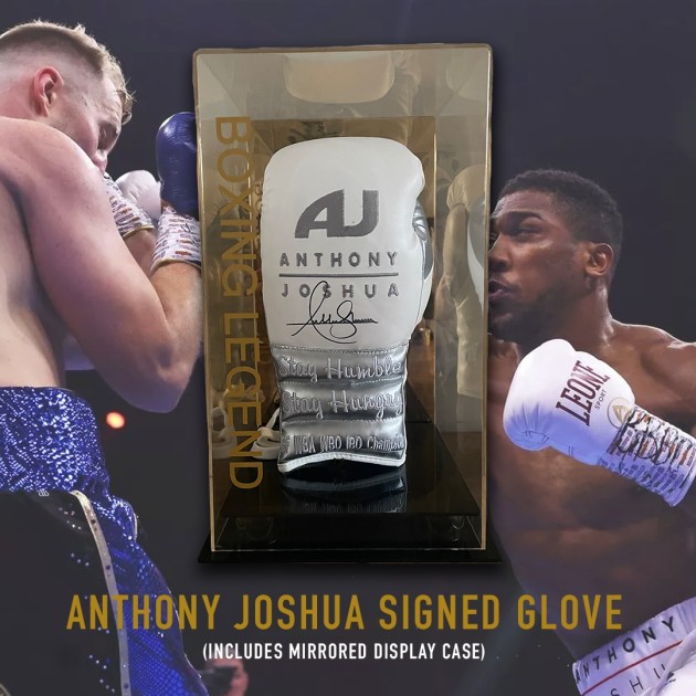 Il guanto da boxe firmato da Anthony Joshua