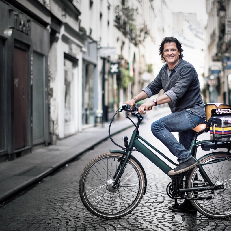 Sali in bicicletta a fianco di Carlos Vives per scoprire Barcellona