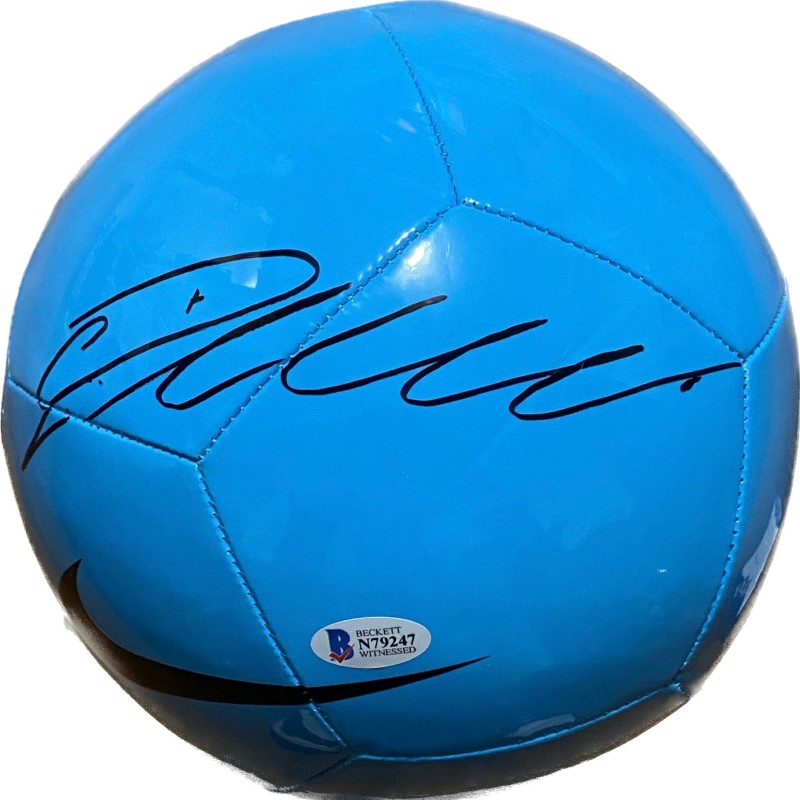 Il pallone da calcio firmato da Cristiano Ronaldo