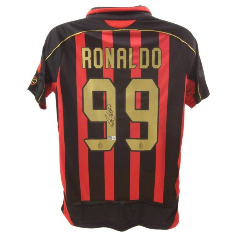 La maglia firmata da Ronaldo Nazario per il Milan