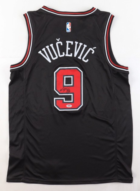 La maglia firmata di Nikola Vucevic dei Chicago Bulls