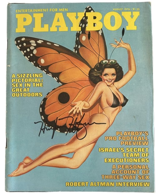 Hugh Hefner firma la rivista Playboy dell'agosto 1976