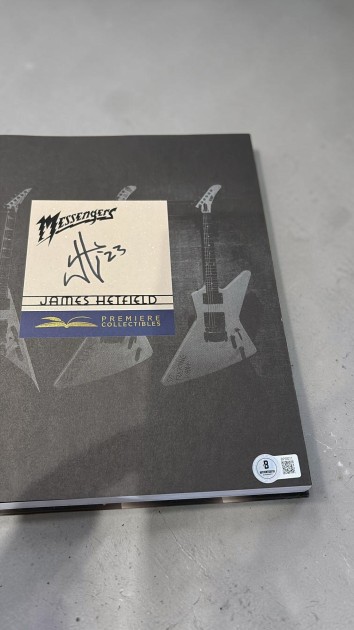 Libro firmato da James Hetfield dei Metallica