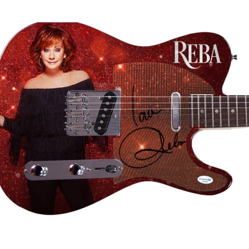 Pickguard firmato da Reba McEntire su una chitarra personalizzata in edizione firmata