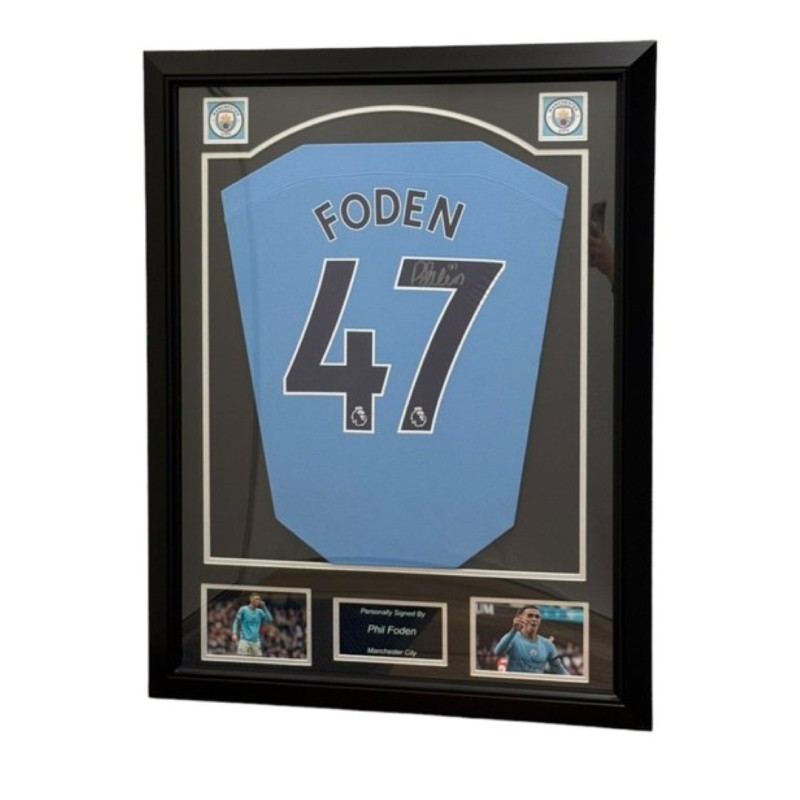 La maglia del Manchester City 2022/23 di Phil Foden firmata e incorniciata