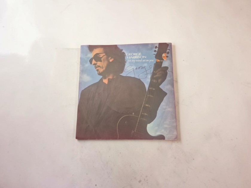 LP in vinile “Got My Mind Set On You” autografato da George Harrison dei Beatles