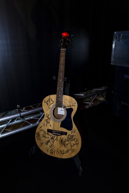 Guitar autographed by Sanremo 2024 guest artists