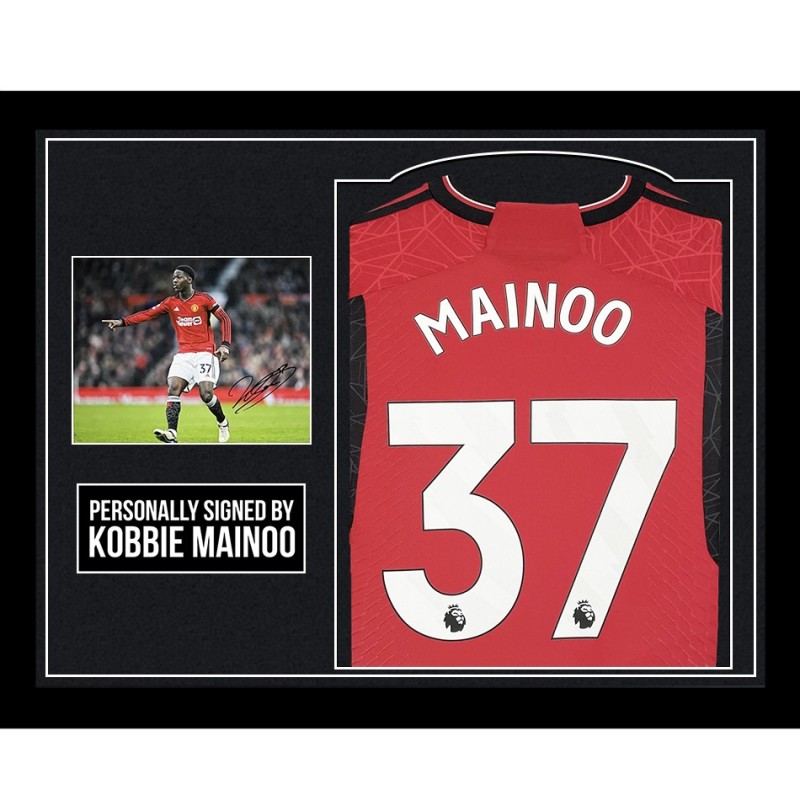 Esposizione maglia Manchester United firmata da Kobbie Mainoo  