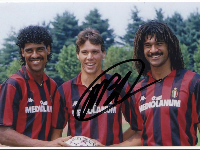 Photo signed by the football player Marco Van Basten
