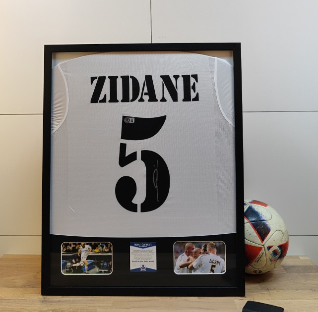 Maglia del Real Madrid 2004/05 firmata e incorniciata da Zinedine Zidane