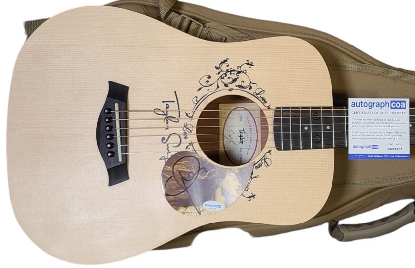 Chitarra acustica Baby Taylor firmata da Taylor Swift