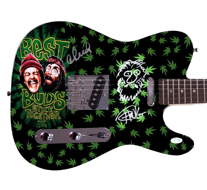 Chitarra con grafica personalizzata firmata da Cheech e Chong