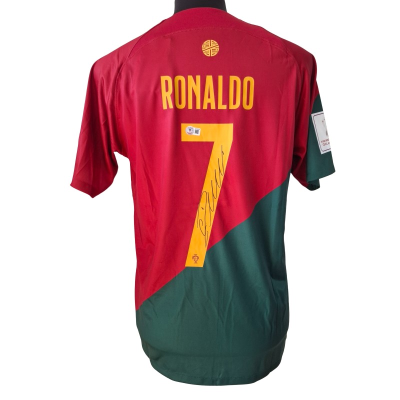 La maglia replica firmata di Cristiano Ronaldo per i Mondiali di calcio del 2022