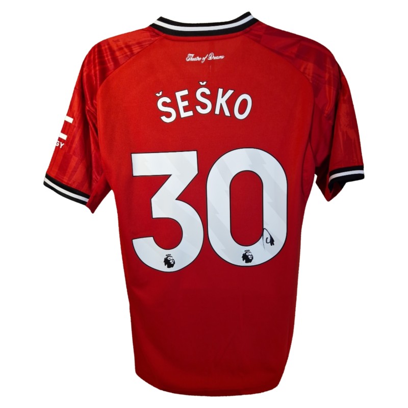 Benjamin Sesko ha firmato la maglia del Manchester United 2025-26 Home Football