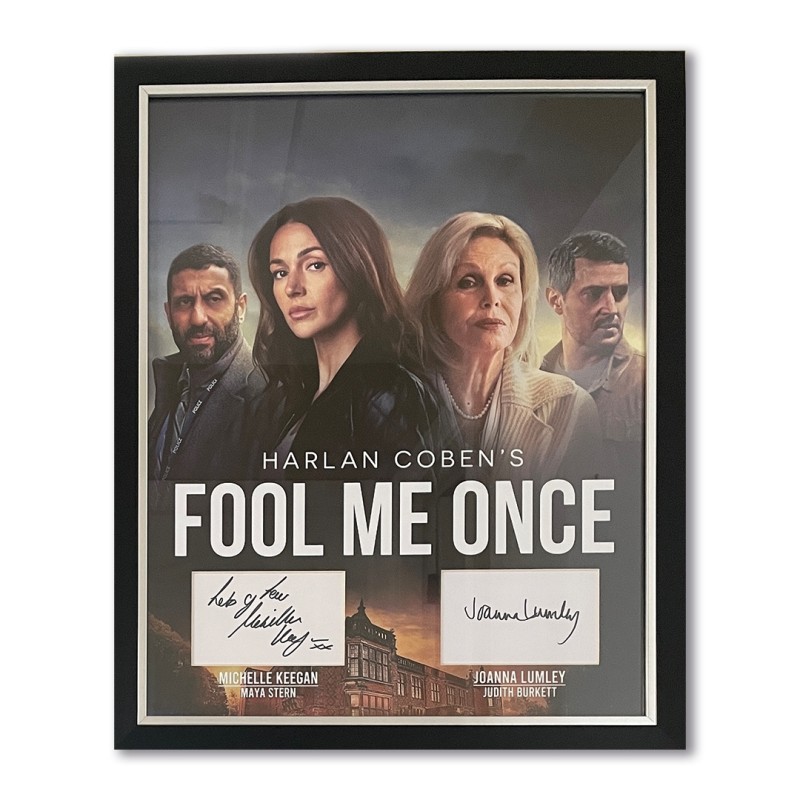 Michelle Keegan e Joanna Lumley, attrici di "Fool Me Once", hanno firmato un'esposizione