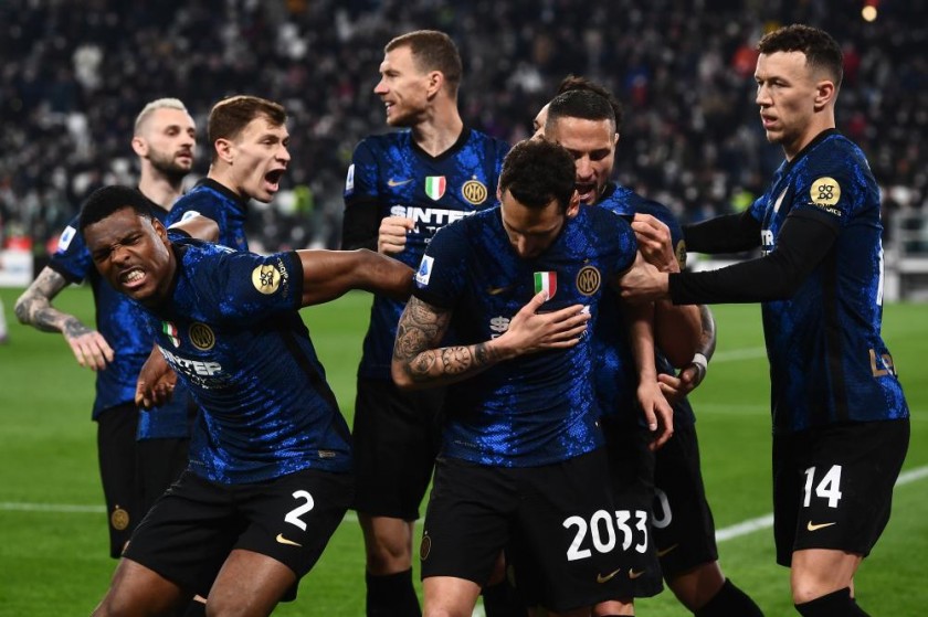 Official Inter Football, 2021/22 - Signed by the Squad