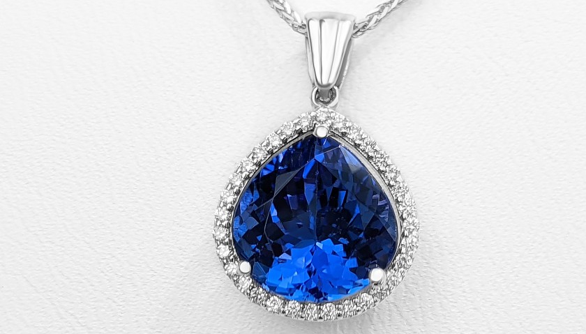 5.21 Carat Tanzanite and 0.25 Ct Diamonds Halo 14K White Gold Necklace with Pendant