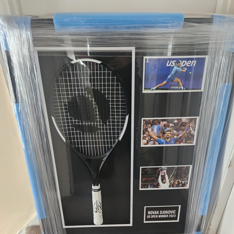 Racchetta da tennis Artengo firmata e incorniciata da Novak Djokovic