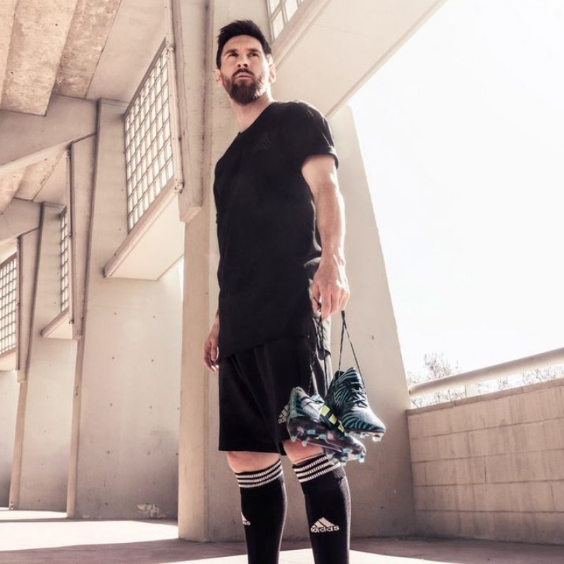 Scarpe Adidas Nemeziz autografate da Leo Messi