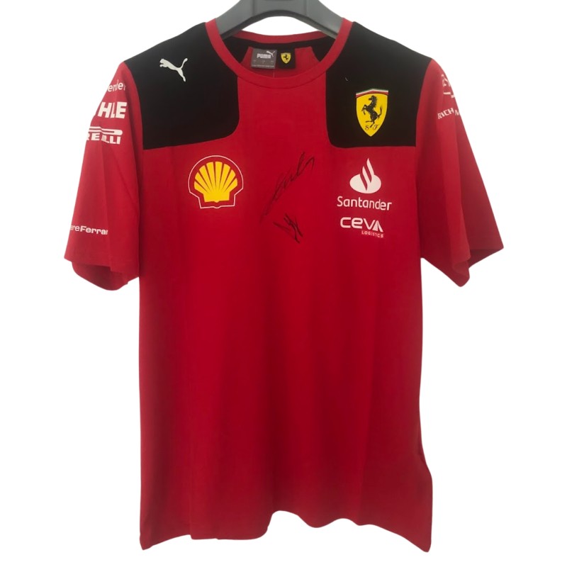 T-shirt ufficiale Scuderia Ferrari, 2023 - Autografata da Carlos Sainz e Charles Leclerc