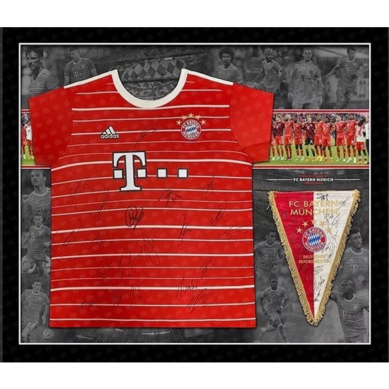 Squadra del Bayern Monaco 2022/23 con maglietta e gagliardetto autografati