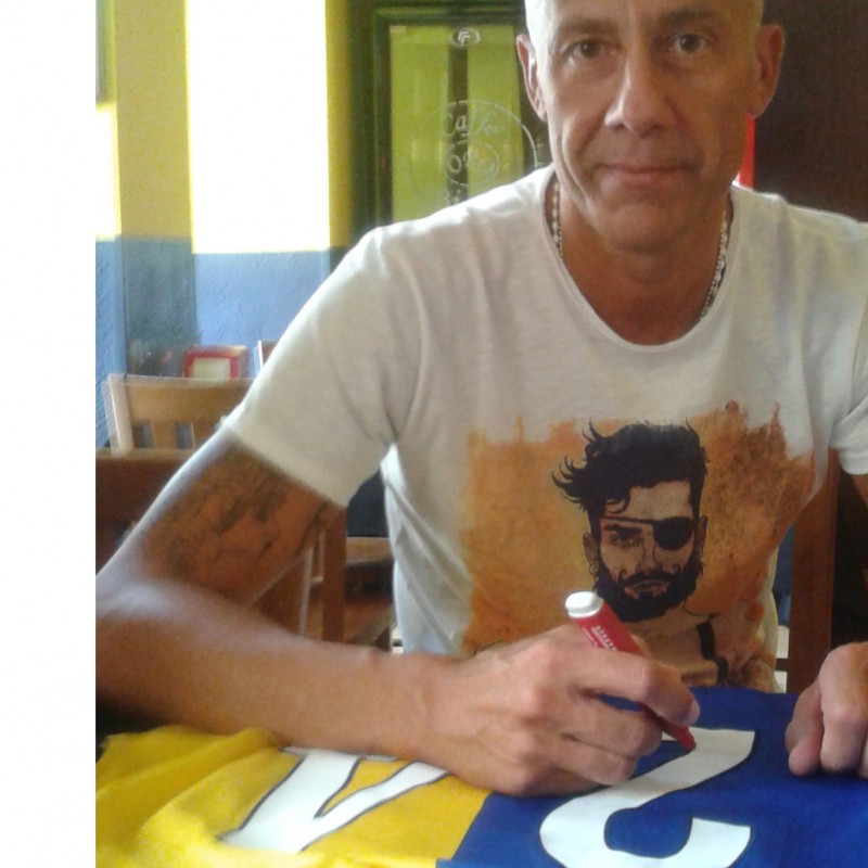 Michele Cossato gives you his signed Hellas Verona shirt, Serie A 2001/2002