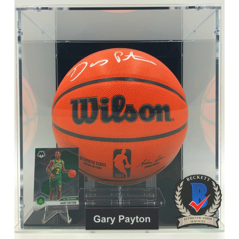 Esposizione di palloni da basket firmati da Gary Payton