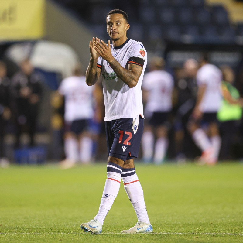 La maglia firmata di Josh Dacres-Cogley del Bolton Wanderers indossata durante la partita