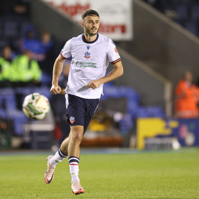 La maglia da gara firmata da Aaron Collins del Bolton Wanderers