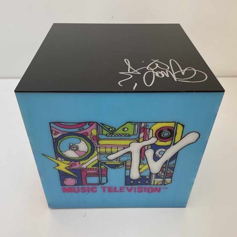 MTV box autografato da Ghali