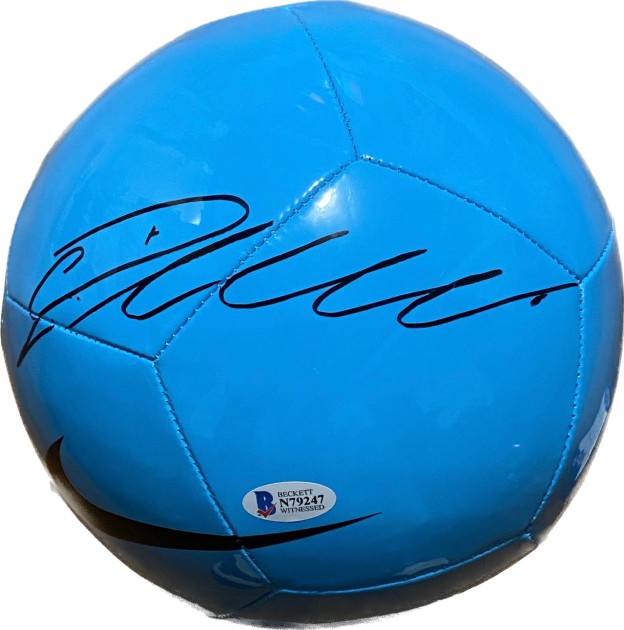 Il pallone da calcio firmato da Cristiano Ronaldo