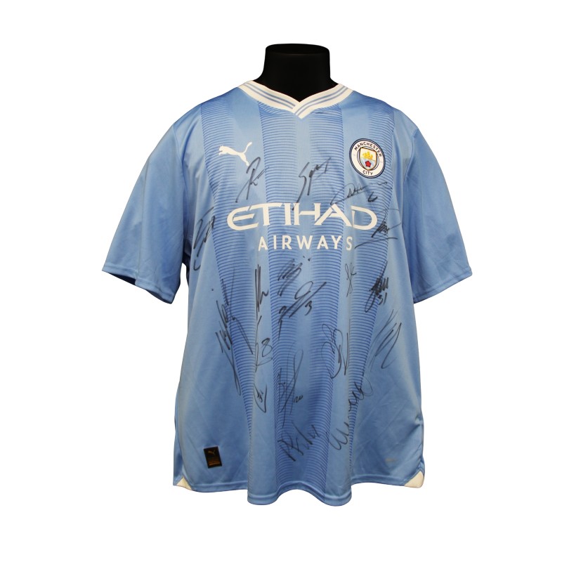 La maglia della squadra 2023/24 del Manchester City firmata da Kevin De Bruyne, Erling Haaland, Julian Alvarez e altri ancora