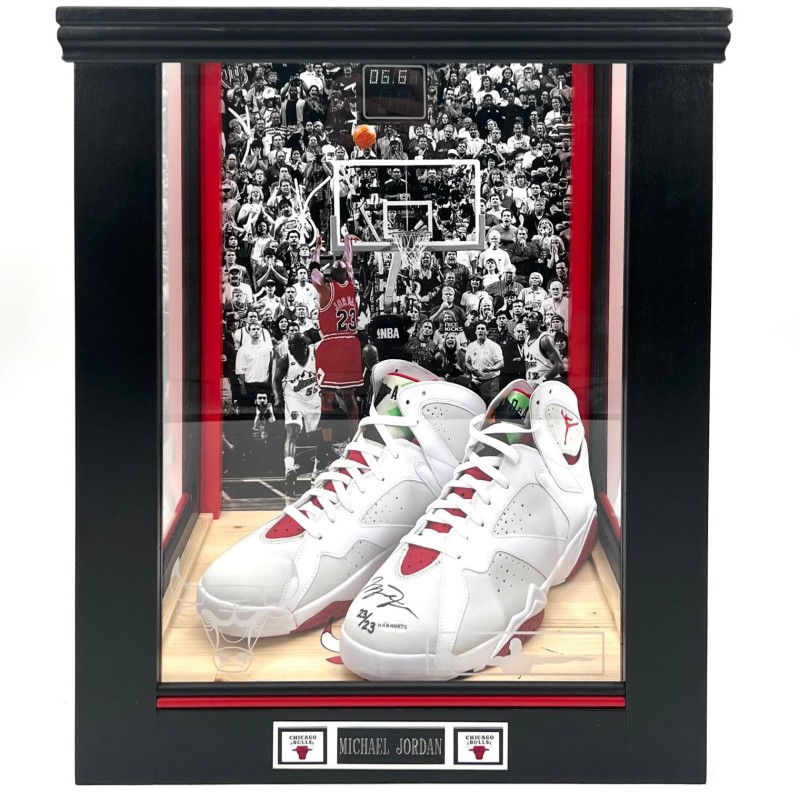 Air Jordan 7 edizione limitata 23/23 con teca e LED inclusi - Autografate da Michael Jordan