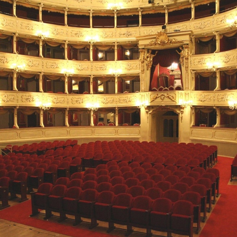 Un palco per il Don Carlo al Teatro Sociale di Como